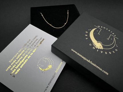 Collar de cuentas dorado para ella detalle