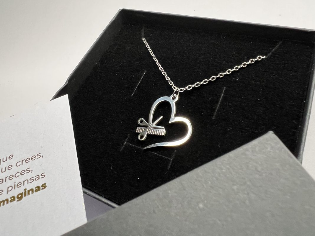 Dije de corazón estilista cadena metálica mujer
